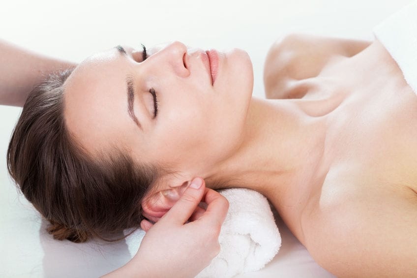 massage du lobe de l’oreille